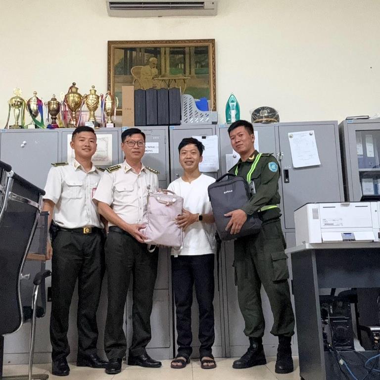 Nhân viên an ninh Cảng HKQT Vinh trao trả 02 túi hành lý chứa nhiều tài sản giá trị do khách bỏ quên